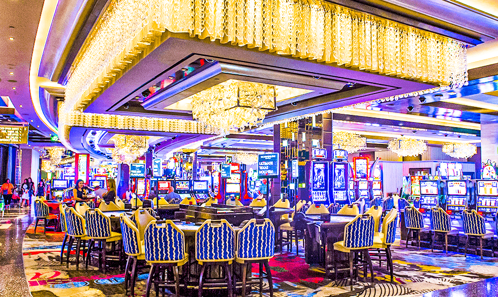 Inside a 12,000+ Slot Casino: Variety, Live Tables and Smart Play